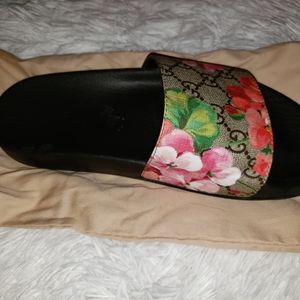 Gucci Slides size 7...run big